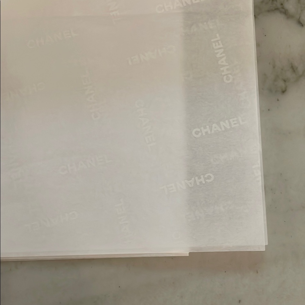 CHANEL Black and White gift box - Picture 7 of 7